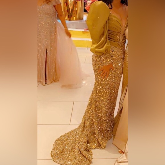 Elegant Designer Dress – Size Large (Bust 40”, Waist 37”, Hips 45”) – $2,000 - Picture 6 of 6